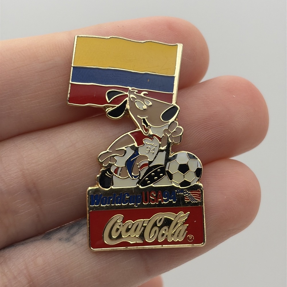 1994 USA World Cup Coca-Cola Stryker Dog Mascot Colombia Flag Lapel Hat Pin